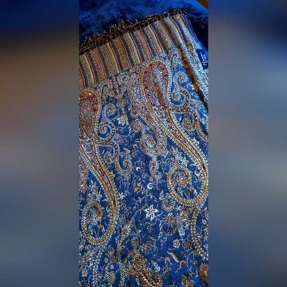 Shawl - Picture 2 of 5